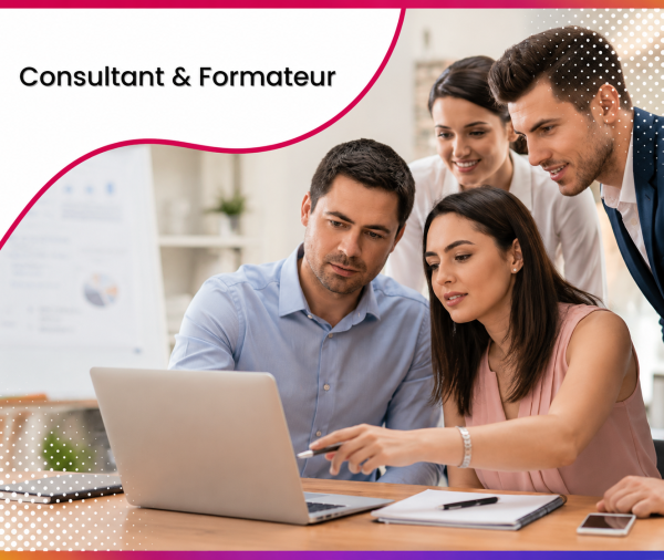 Consultant et formatrice accompagnant une équipe autour d'un ordinateur portable lors d'un atelier de travail collaboratif, illustrant les services web et le consulting stratégique proposés par Roos Jordan Agency aux consultants et organismes de formation.