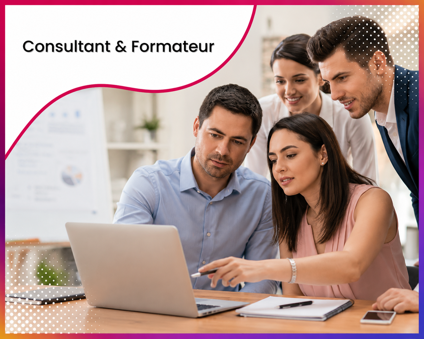 Consultant et formatrice accompagnant une équipe autour d'un ordinateur portable lors d'un atelier de travail collaboratif, illustrant les services web et le consulting stratégique proposés par Roos Jordan Agency aux consultants et organismes de formation.