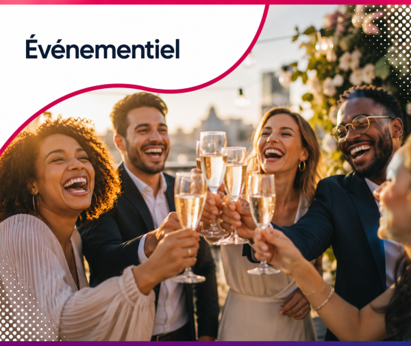 Invités levant leurs coupes de champagne lors d'un événement haut de gamme, illustrant les services web et le consulting stratégique proposés par Roos Jordan Agency aux professionnels de l'événementiel.